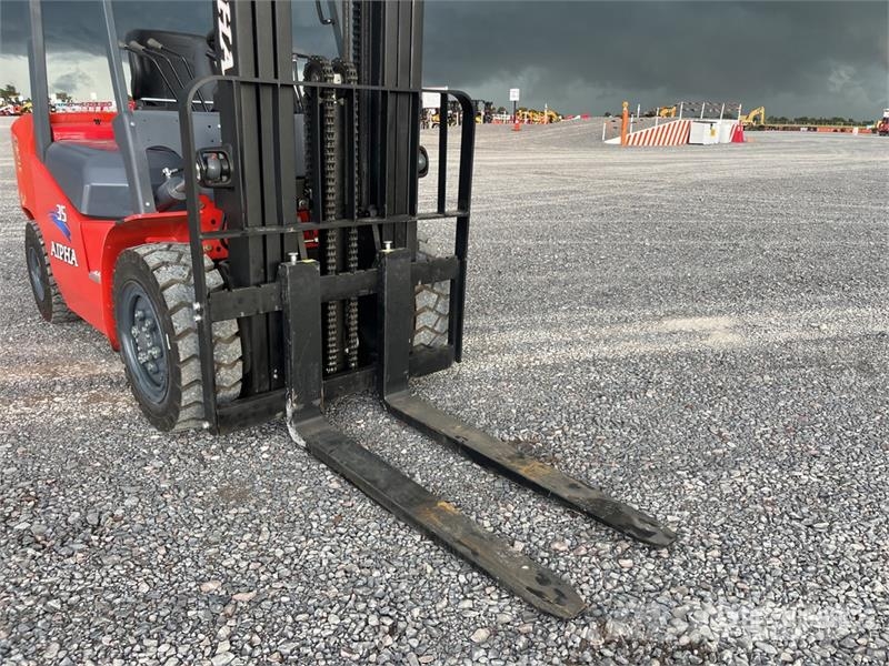 Aipha CPCD35 7700 lb Pneumatic Tire Montacargas (S Montacargas - otros