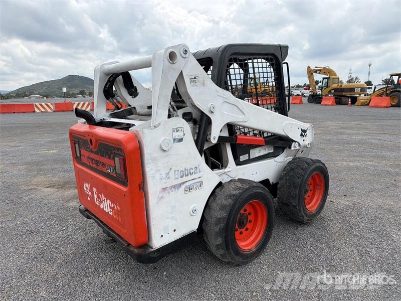 Bobcat S570 Krautuvai su šoniniu pasukimu