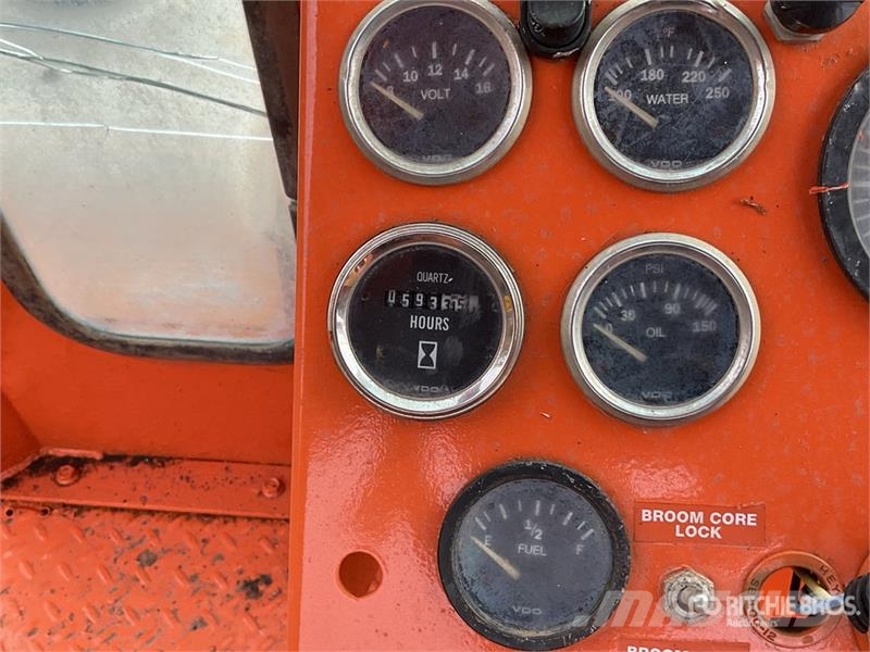 Broce RJ350 Strojevi za metenje