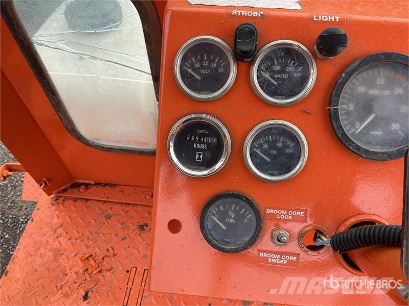 Broce RJ350 Strojevi za metenje