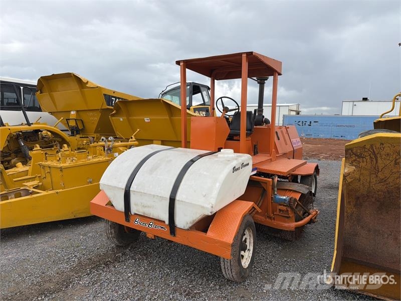 Broce RJ350 Strojevi za metenje