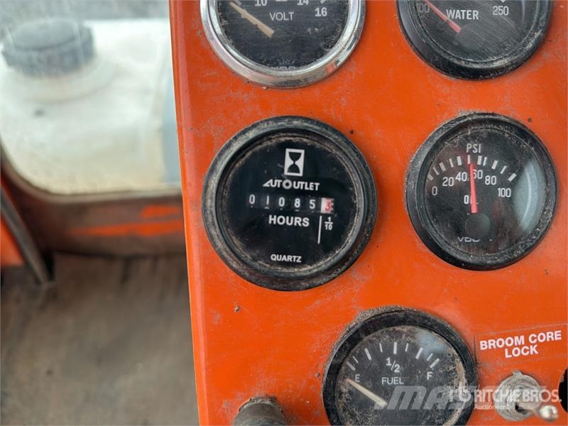 Broce RJ350 Cestni pometači