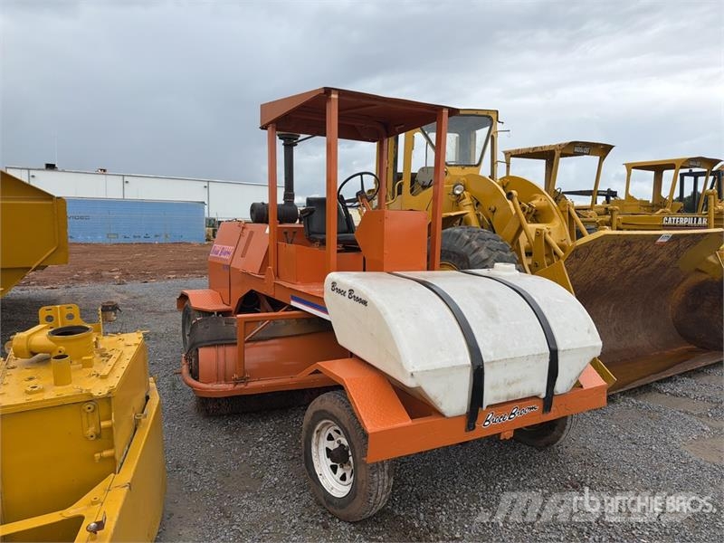 Broce RJ350 Strojevi za metenje
