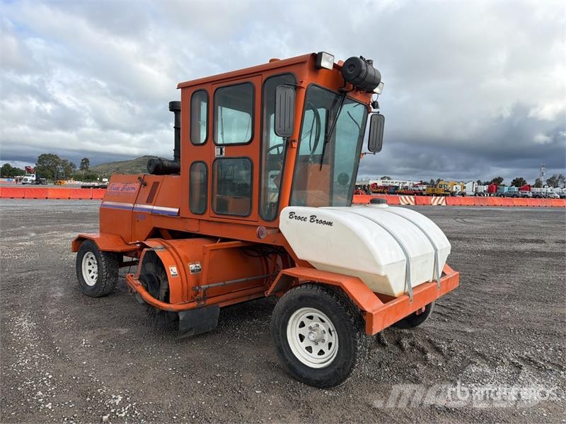 Broce RJ350 Cestni pometači