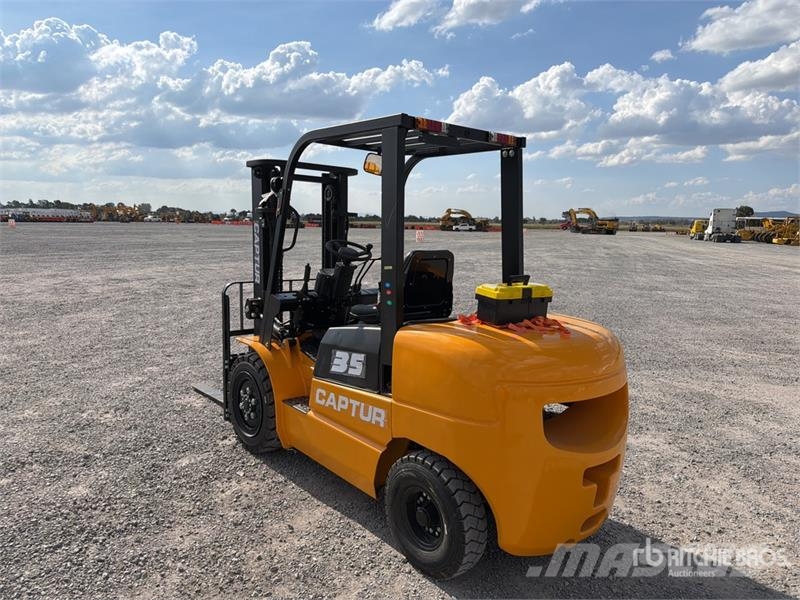  Captur FM35H 7700 lb Pneumatic Tire Montacargas (S شاحنات ذات رافعات شوكية - أخرى