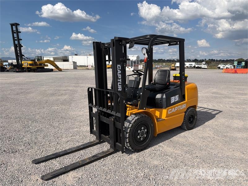  Captur FM35H 7700 lb Pneumatic Tire Montacargas (S شاحنات ذات رافعات شوكية - أخرى