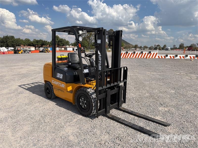  Captur FM35H 7700 lb Pneumatic Tire Montacargas (S شاحنات ذات رافعات شوكية - أخرى