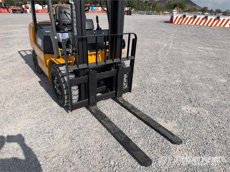  Captur FM35H 7700 lb Pneumatic Tire Montacargas (S شاحنات ذات رافعات شوكية - أخرى