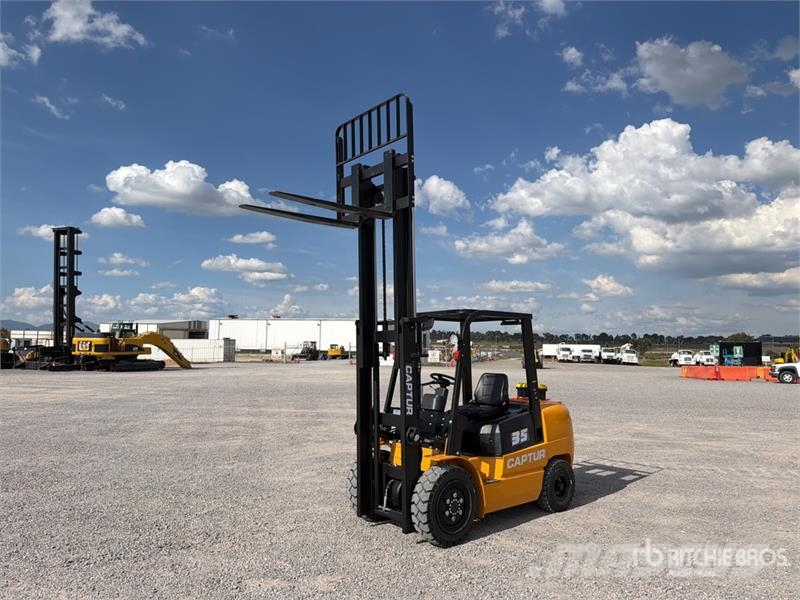  Captur FM35H 7700 lb Pneumatic Tire Montacargas (S شاحنات ذات رافعات شوكية - أخرى