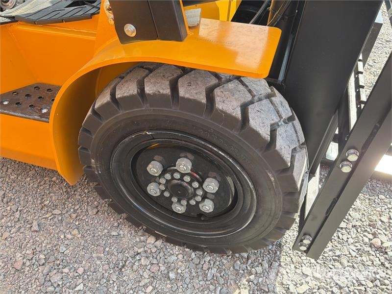 Captur FM35H 7700 lb Pneumatic Tire Montacargas (S Autokrāvēji - citi