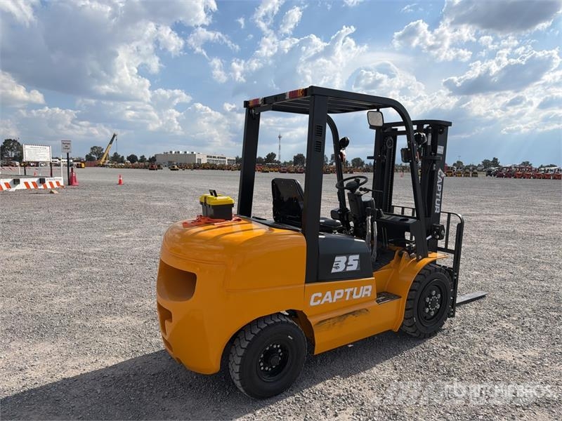  Captur FM35H 7700 lb Pneumatic Tire Montacargas (S شاحنات ذات رافعات شوكية - أخرى
