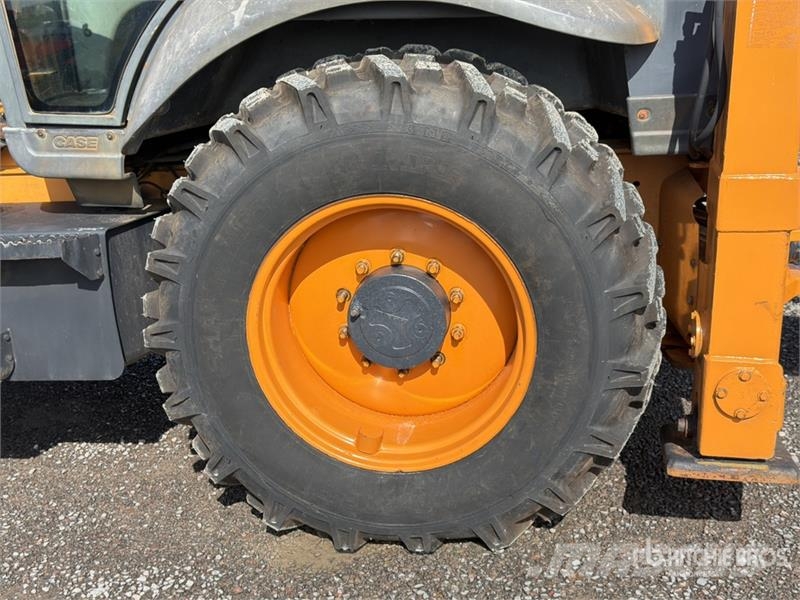 CASE 851EX-SS 4x4 Retroexcavadora / Backhoe Loader Ekskavaatorlaadurid