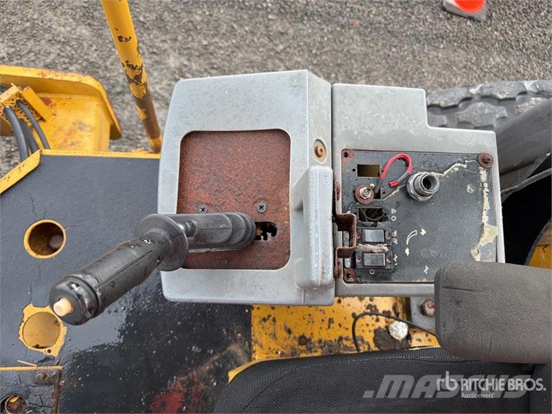 CAT CS-533E Rodillo / Smooth Drum Compactor مداحل أحادية الأسطوانة