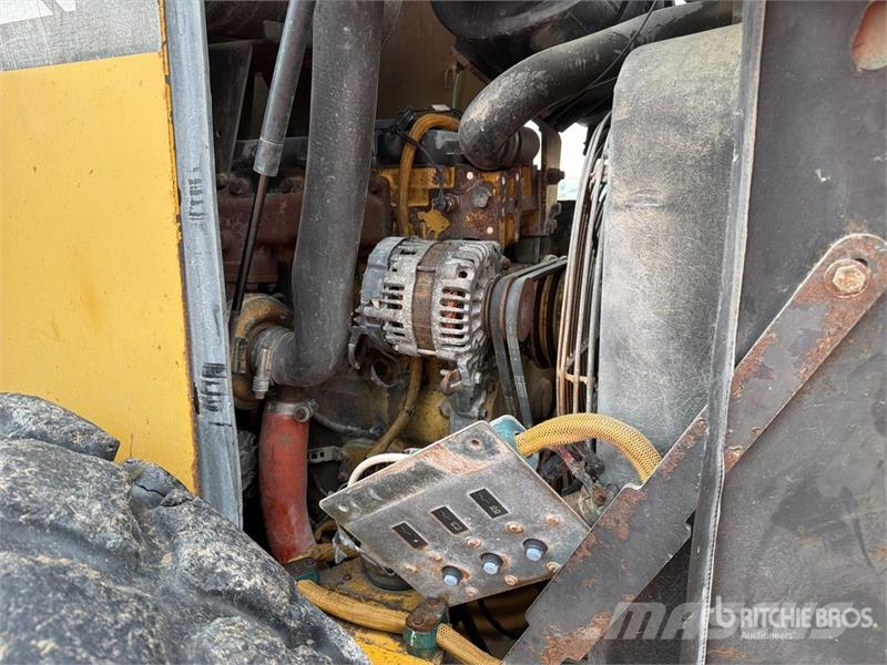 CAT CS-533E Rodillo / Smooth Drum Compactor مداحل أحادية الأسطوانة
