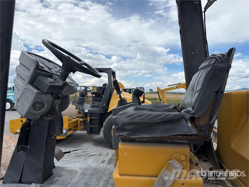 CAT CS533D Rodillo / Smooth Drum Compactor Valjci sa jednim bubnjem