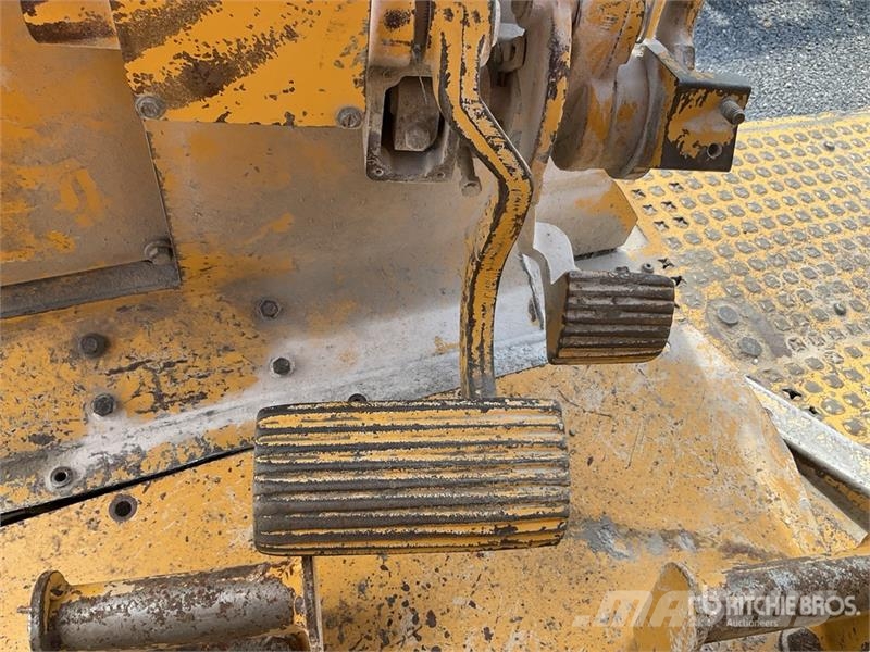 CAT D8R بلدوزرات مجنزرة