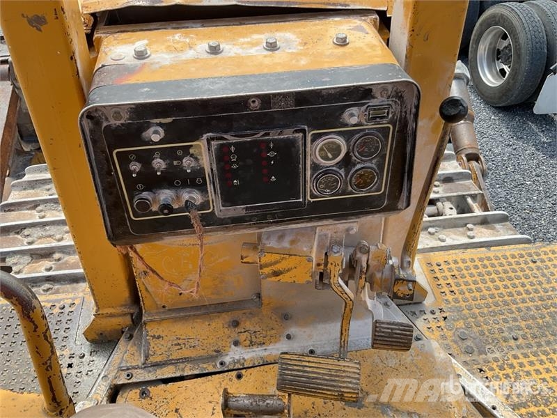 CAT D8R بلدوزرات مجنزرة