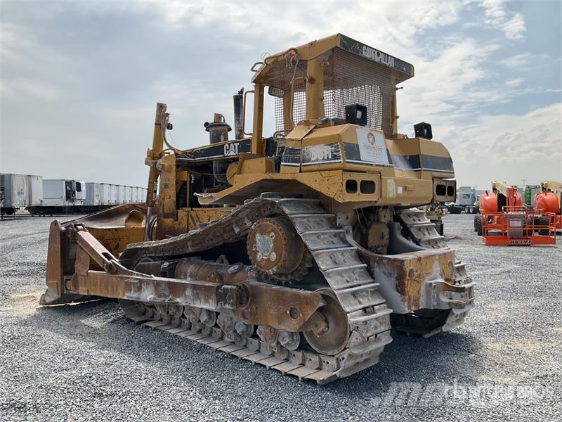 CAT D8R بلدوزرات مجنزرة