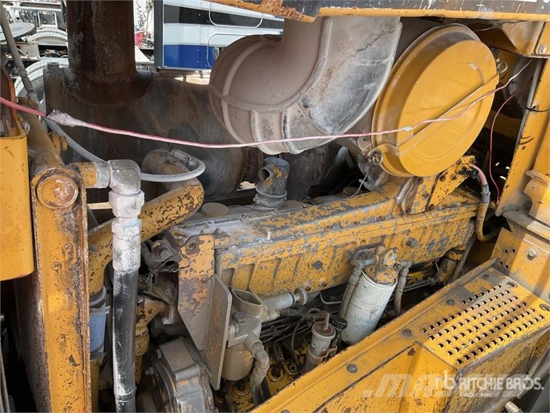 CAT D8R بلدوزرات مجنزرة