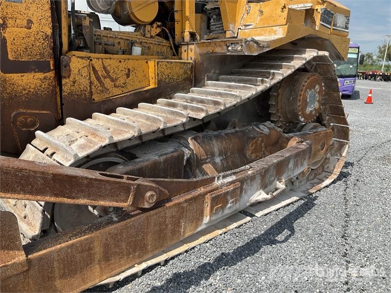 CAT D8R بلدوزرات مجنزرة