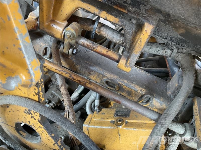 CAT D8R بلدوزرات مجنزرة
