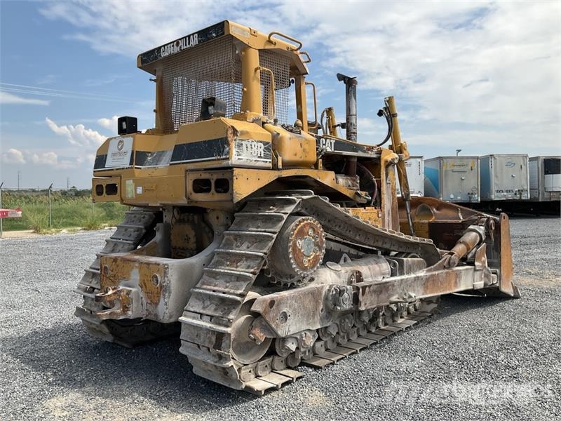 CAT D8R بلدوزرات مجنزرة