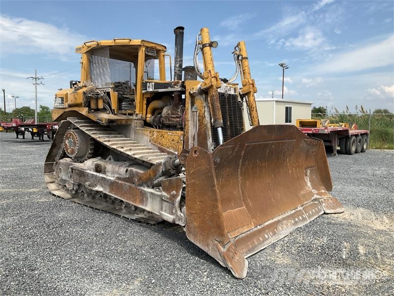 CAT D8R بلدوزرات مجنزرة