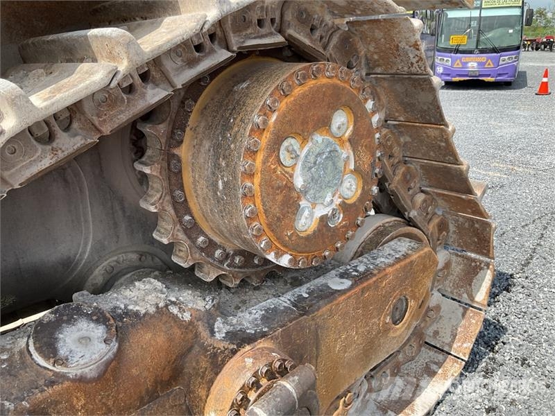 CAT D8R بلدوزرات مجنزرة
