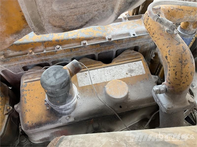 CAT D8R بلدوزرات مجنزرة