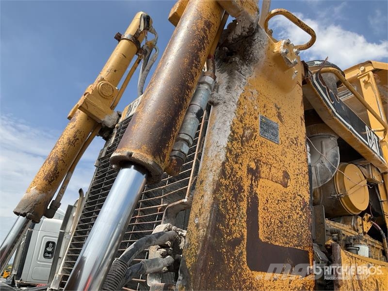 CAT D8R بلدوزرات مجنزرة