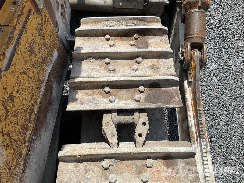 CAT D8R بلدوزرات مجنزرة