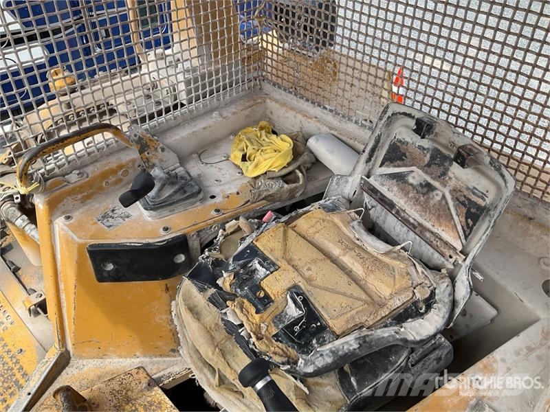 CAT D8R بلدوزرات مجنزرة
