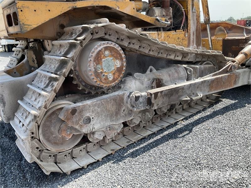 CAT D8R بلدوزرات مجنزرة