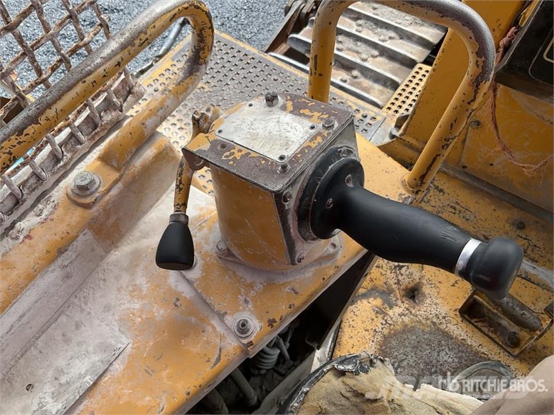 CAT D8R بلدوزرات مجنزرة