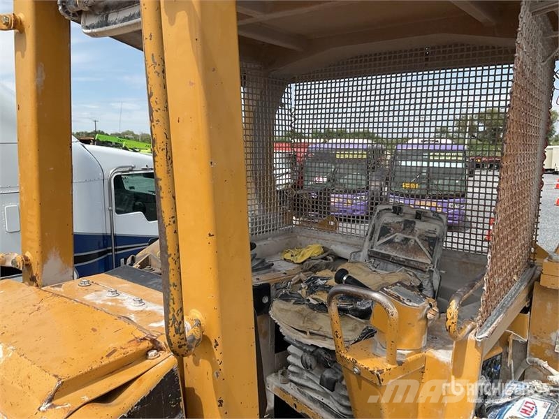CAT D8R بلدوزرات مجنزرة