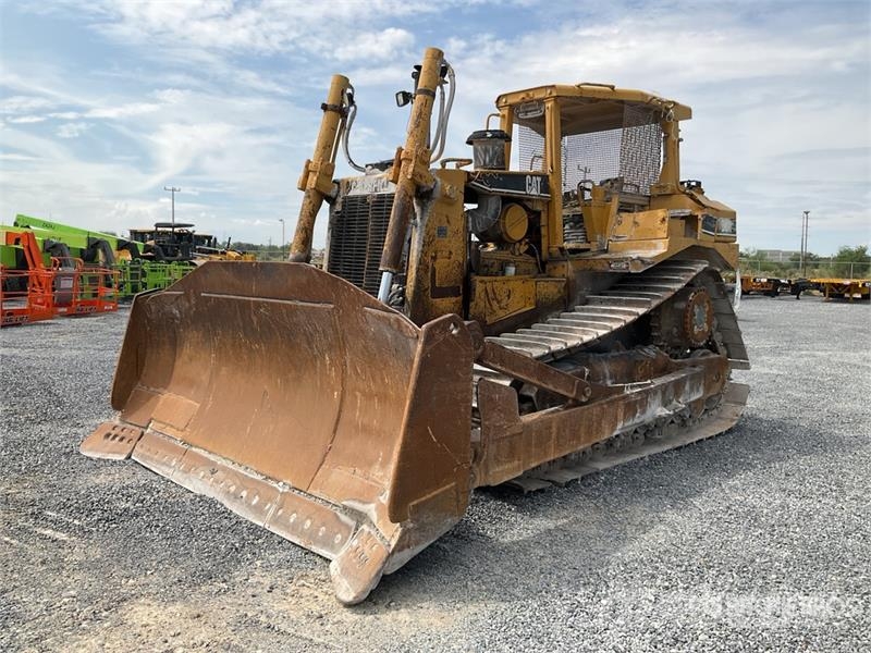 CAT D8R بلدوزرات مجنزرة