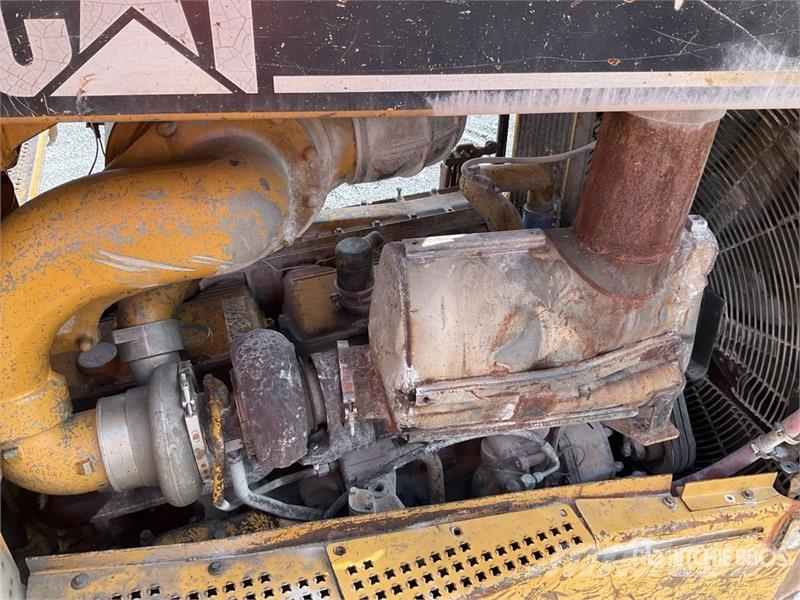 CAT D8R بلدوزرات مجنزرة