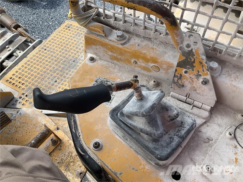 CAT D8R بلدوزرات مجنزرة