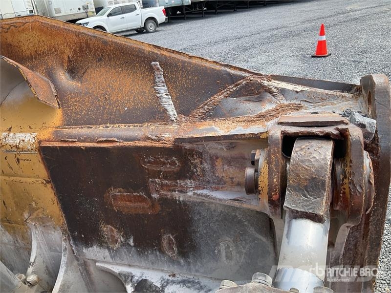CAT D8R بلدوزرات مجنزرة