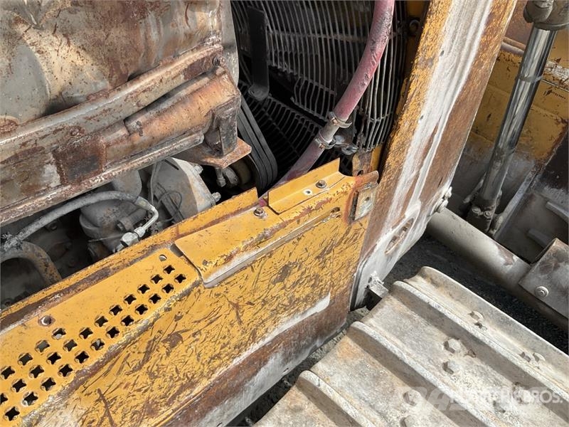 CAT D8R بلدوزرات مجنزرة
