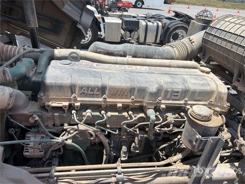 ELAM 550D 6x4 Tractocamion con Dormitorio / T/A Ca Vetopöytäautot