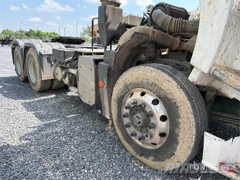 ELAM 550D 6x4 Tractocamion con Dormitorio / T/A Ca Vetopöytäautot