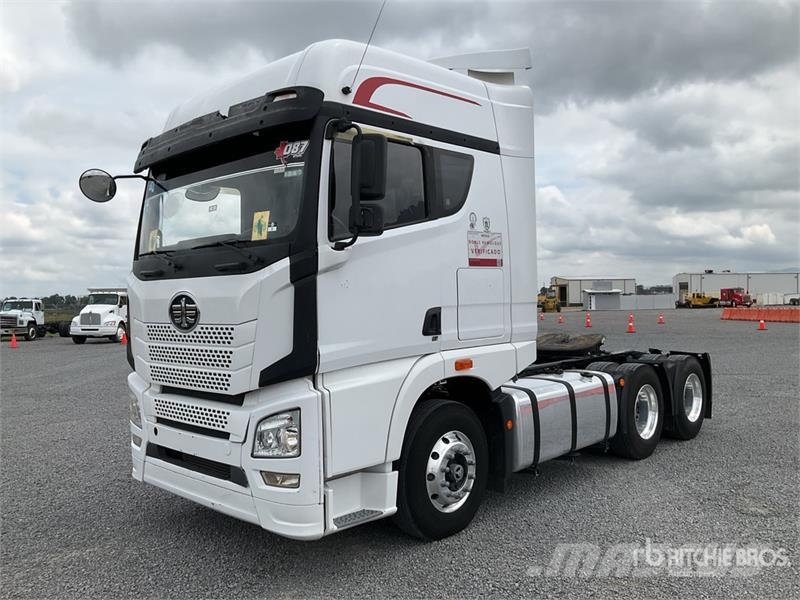 ELAM 550D 6x4 Tractocamion con Dormitorio / T/A Ca Vetopöytäautot