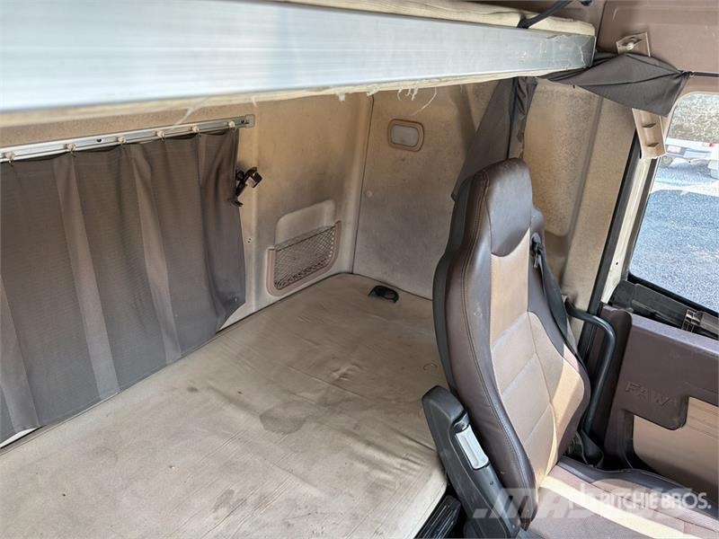 ELAM 550D 6x4 Tractocamion con Dormitorio / T/A Ca Vetopöytäautot