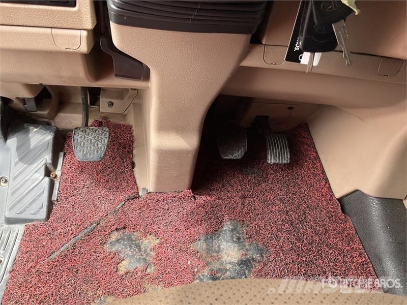ELAM 550D 6x4 Tractocamion con Dormitorio / T/A Ca Vetopöytäautot
