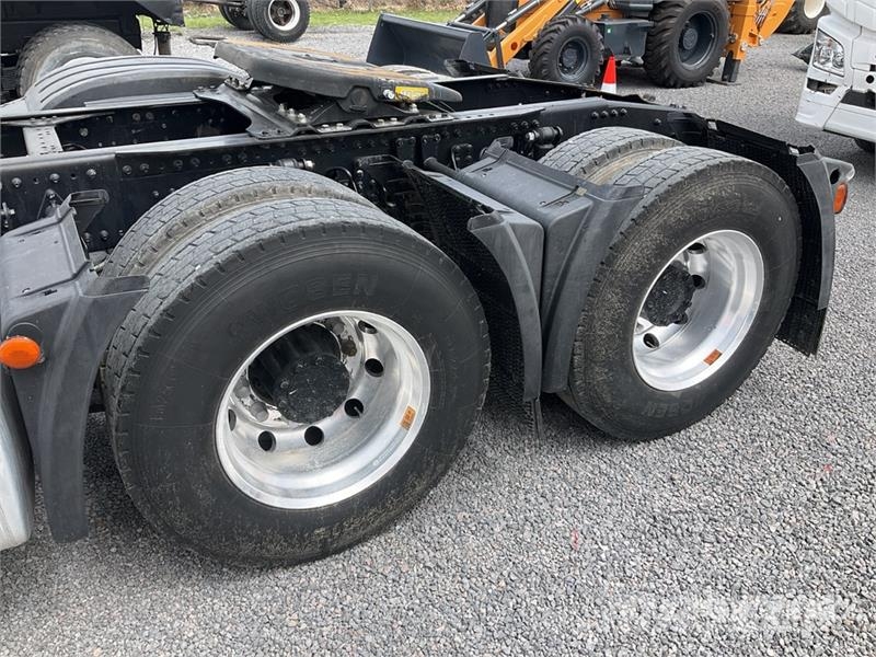 ELAM 550D 6x4 Tractocamion con Dormitorio / T/A Ca Vetopöytäautot