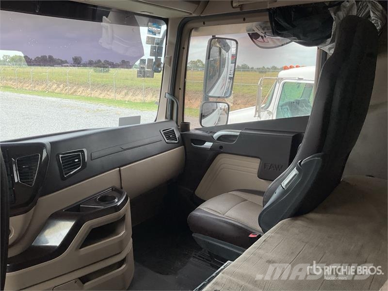 ELAM 550D 6x4 Tractocamion con Dormitorio / T/A Ca Vetopöytäautot