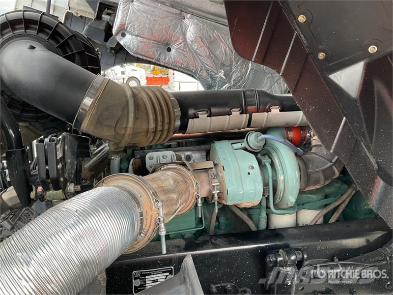 ELAM 550D 6x4 Tractocamion con Dormitorio / T/A Ca Vetopöytäautot