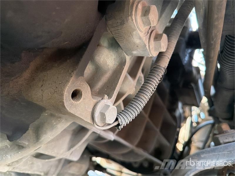 ELAM 550D 6x4 Tractocamion con Dormitorio / T/A Ca Vetopöytäautot