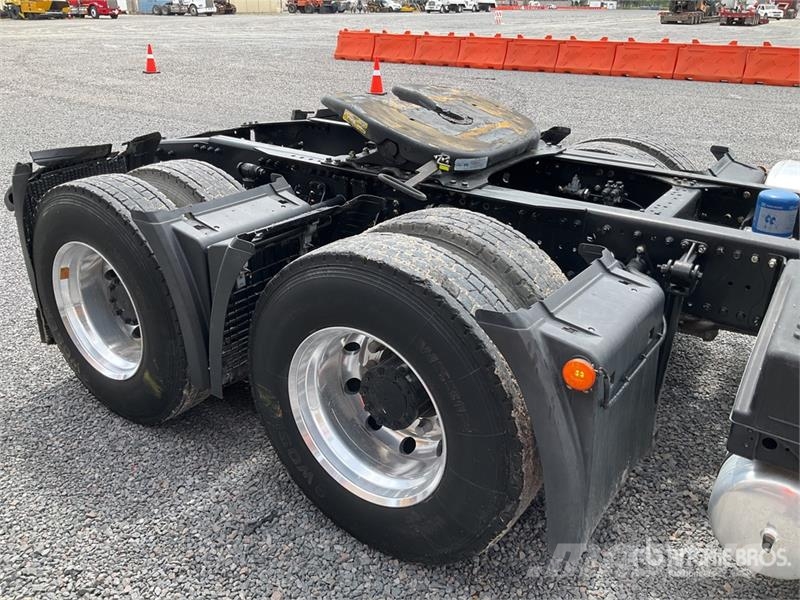 ELAM 550D 6x4 Tractocamion con Dormitorio / T/A Ca Vetopöytäautot